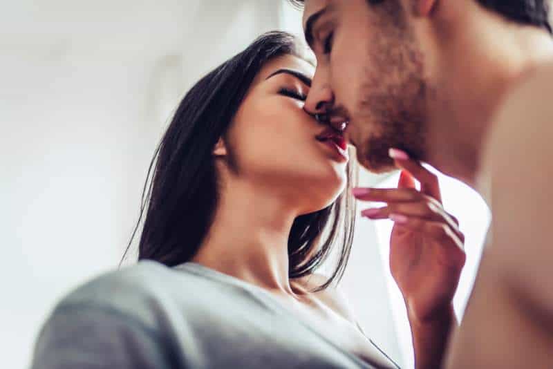 “F**k Me Now!” The Kiss “Trick” That Makes Her Want to Bang You!