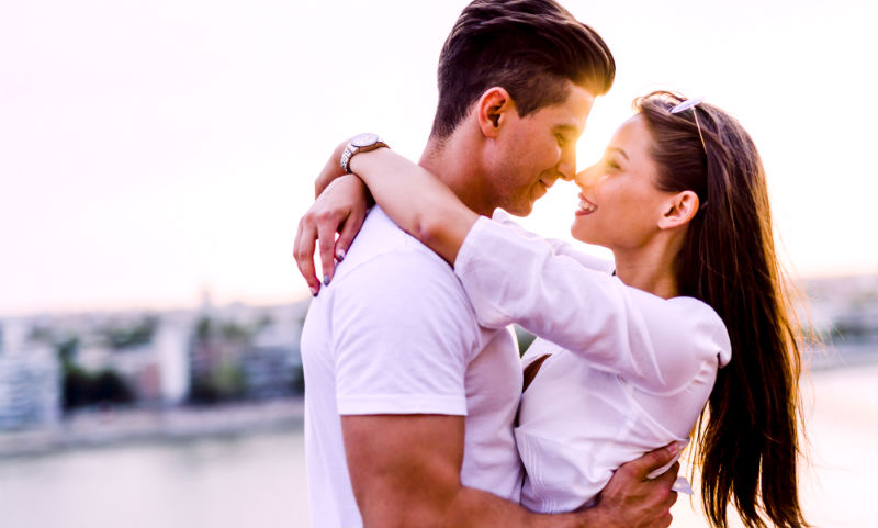 3 Subtle Signs She Wants To Kiss You 