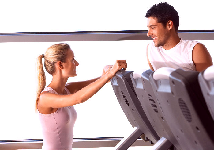 How to Flirt With a Woman at the Gym