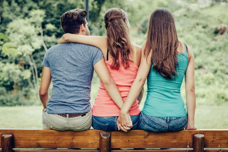 Polyamorous Dating: The Ultimate Guide to Successfully Dating Multiple Women